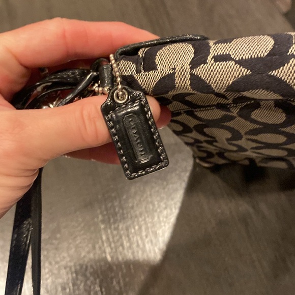 SOLD Coach super cute wristlet 🖤🖤like new 🖤🖤 Color block adorable little bag- - Picture 3 of 15